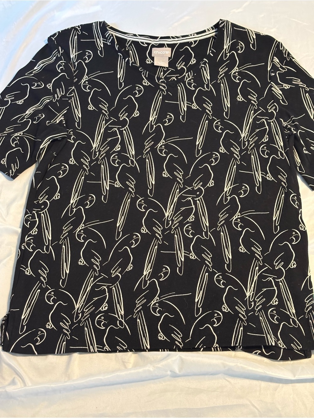 Chicos sz 1 medium abstract parrot doodle print top black and white v-neck comfy